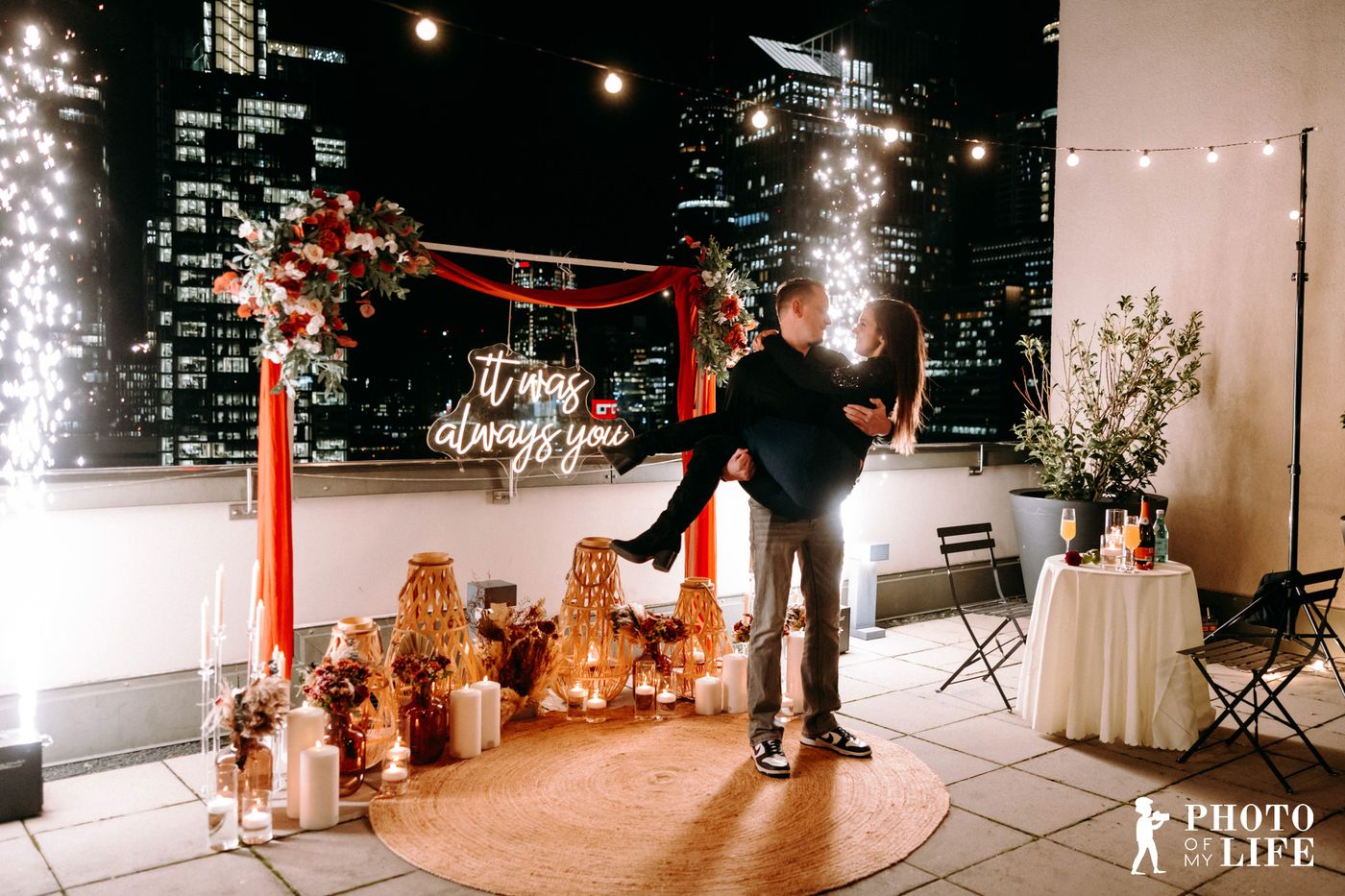 Boho Love – Paar auf Rooftop Frankfurt bei Nacht mit Boho-Bogen und Lichterketten