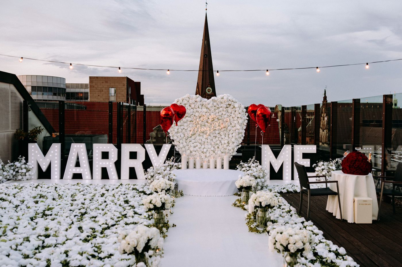Power of Love – MARRY ME Letters mit Herzballons auf Rooftop