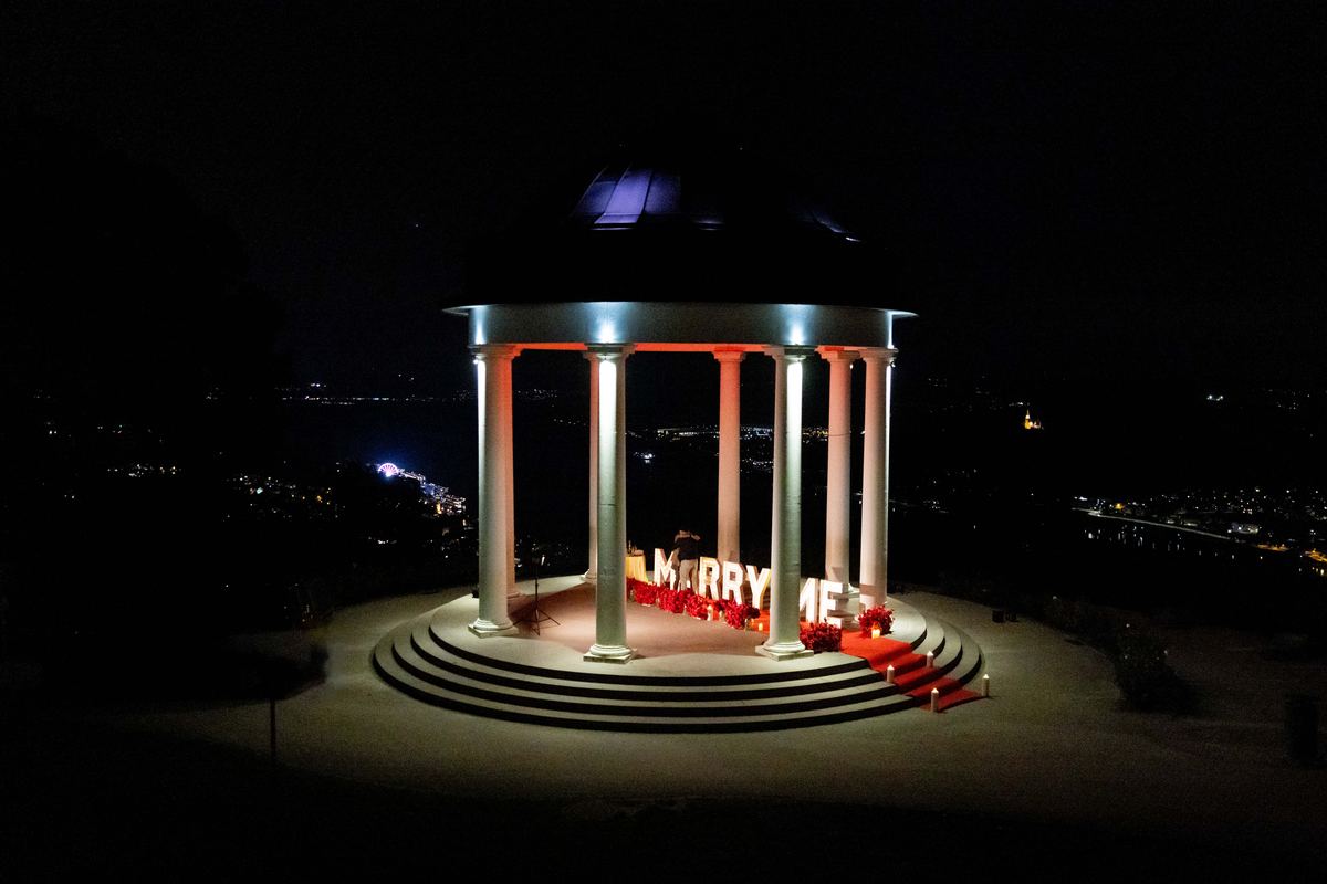 Heiratsantrag antiker Tempel bei Nacht Marry Me Beleuchtung Stadtpanorama