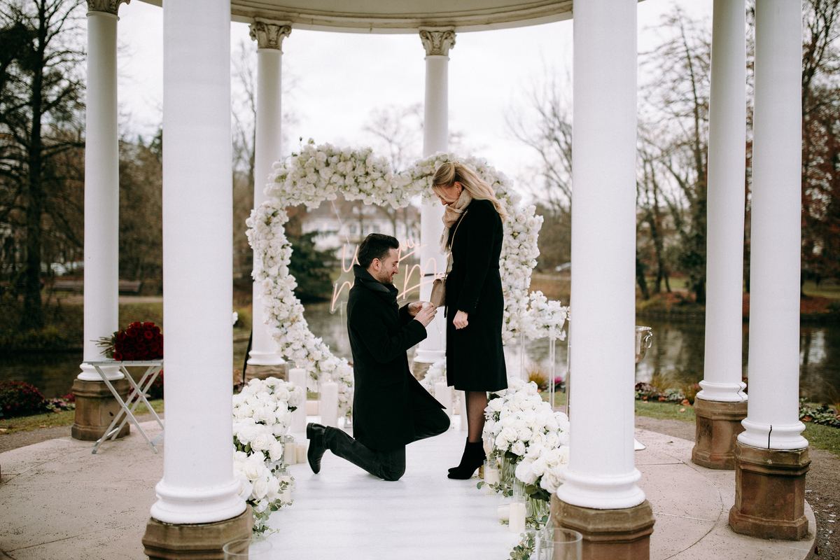 Heiratsantrag Köln Dom Abend Rooftop rote Rosen Arrangement