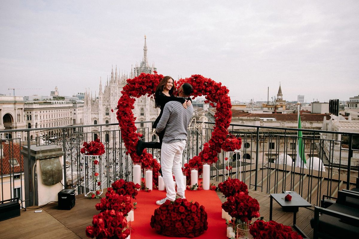 Heiratsantrag Mailand – Rooftop am Duomo mit rotem Rosen-Herz