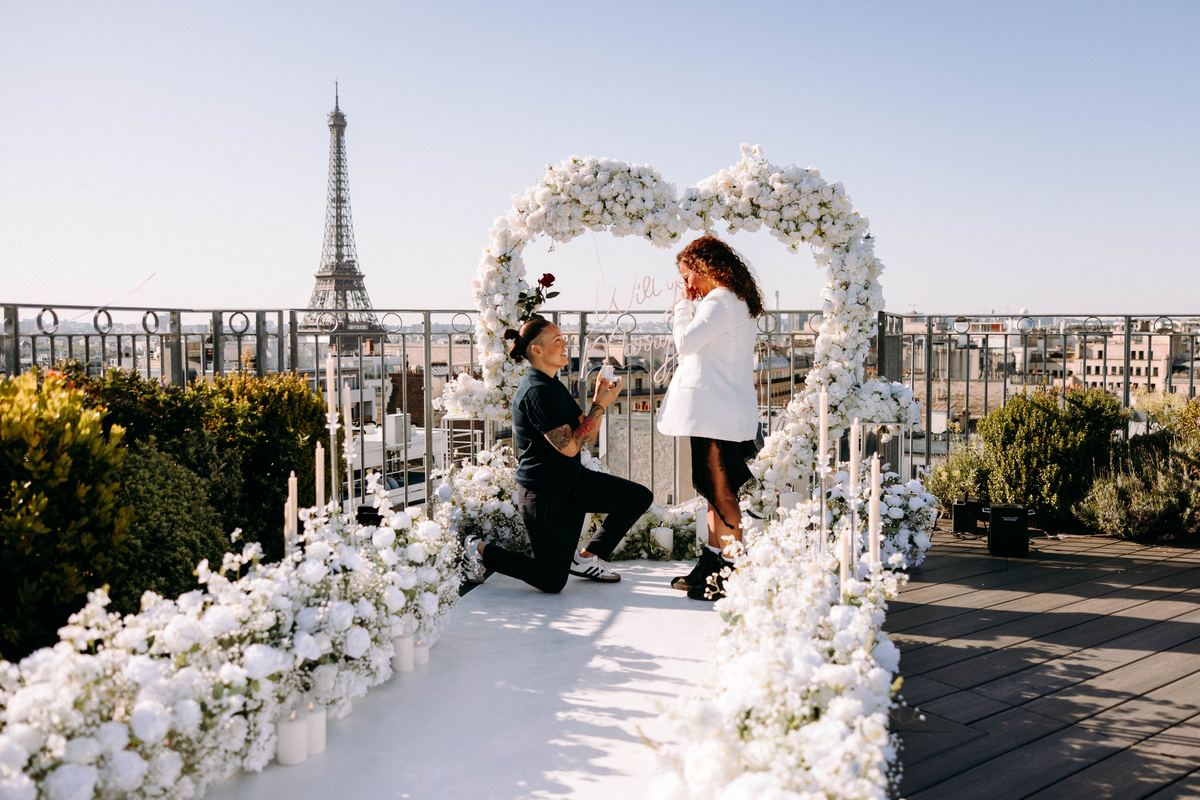 Heiratsantrag Paris Eiffelturm Rooftop weißes Rosen-Herz White Elegance