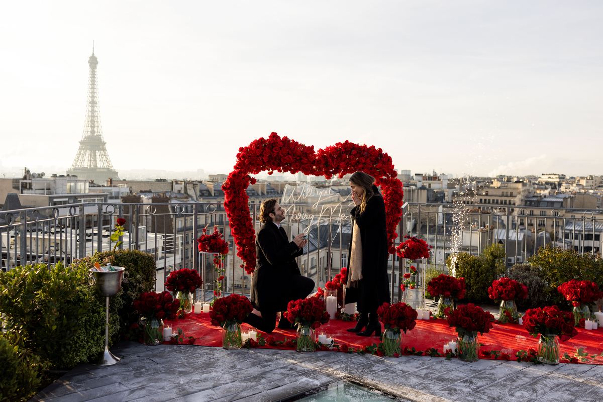 Winterlicher Heiratsantrag Paris Eiffelturm rotes Rosen-Herz Rooftop