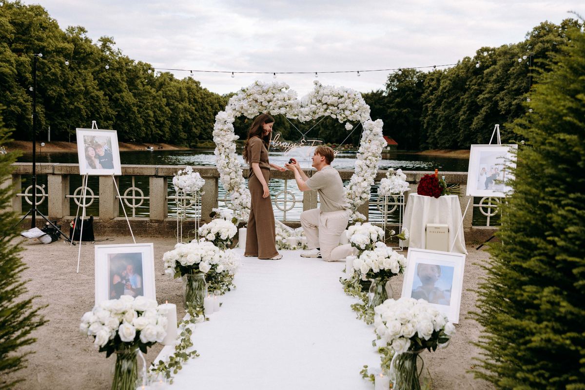 Heiratsantrag Berliner Park weißes Herz See persönliche Fotos Arrangement