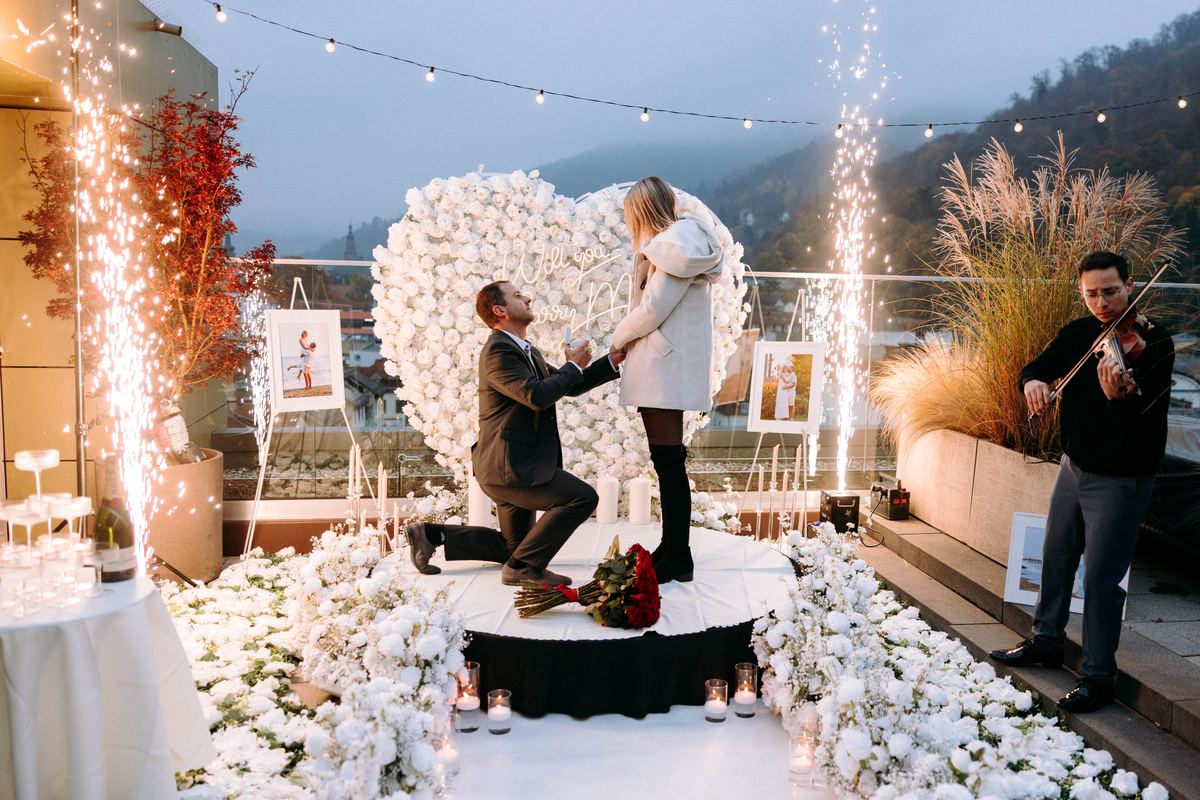 Heiratsantrag Rooftop Heidelberg weißes Blumenherz Feuerwerk Live-Geige