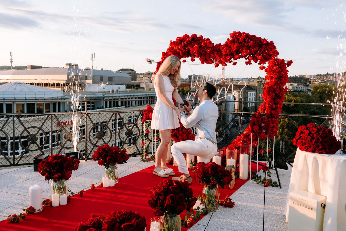 Heiratsantrag in Zürich auf Rooftop mit rotem Rosen-Herz und Feuerwerk