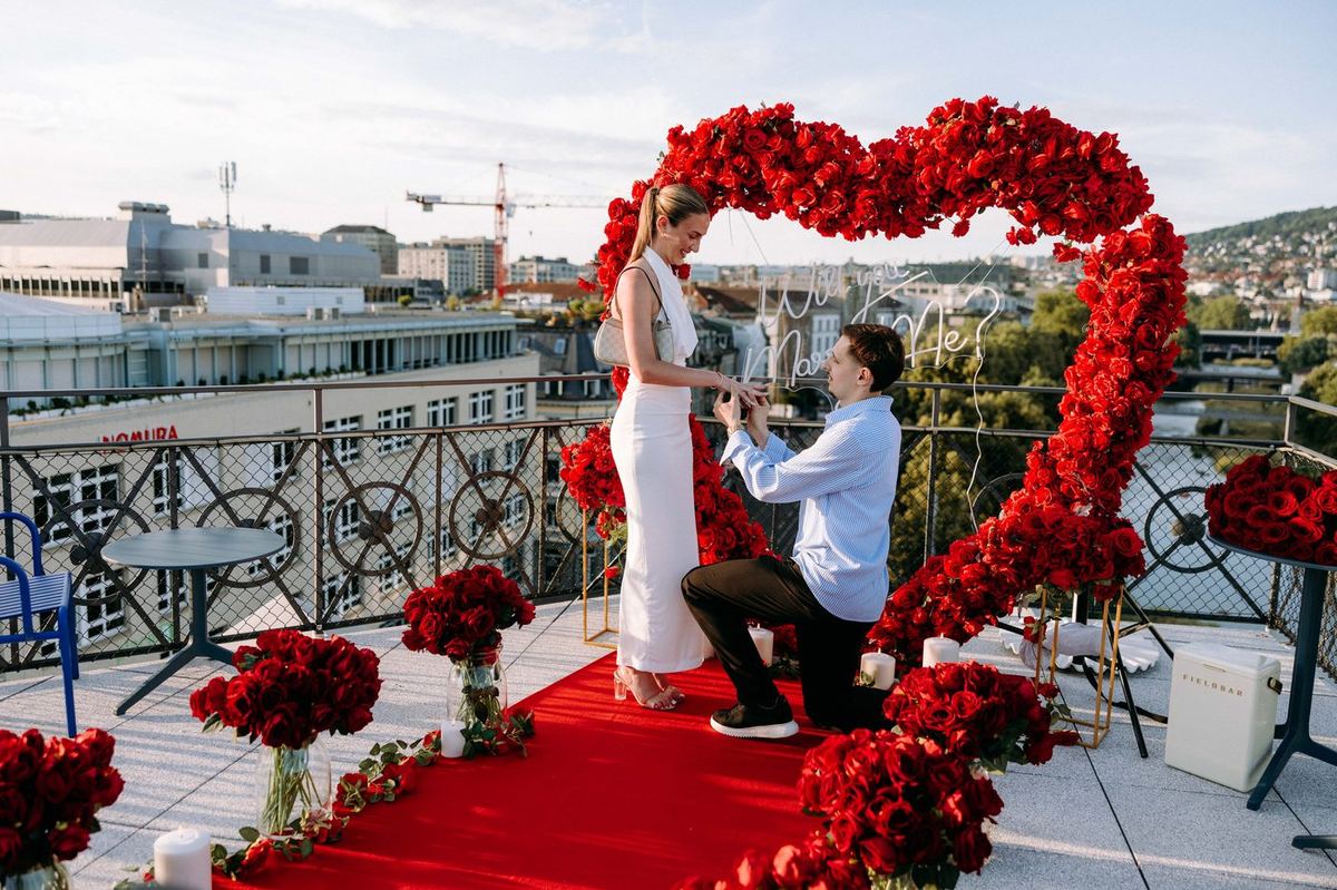 Heiratsantrag Zürich Rooftop rotes Rosen-Herz Feuerwerk