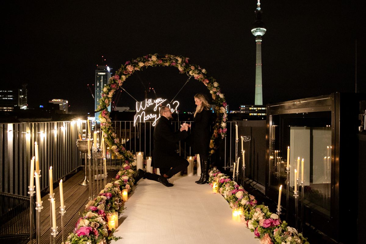 Heiratsantrag Berlin Fernsehturm Blumenbogen Kniefall Nacht