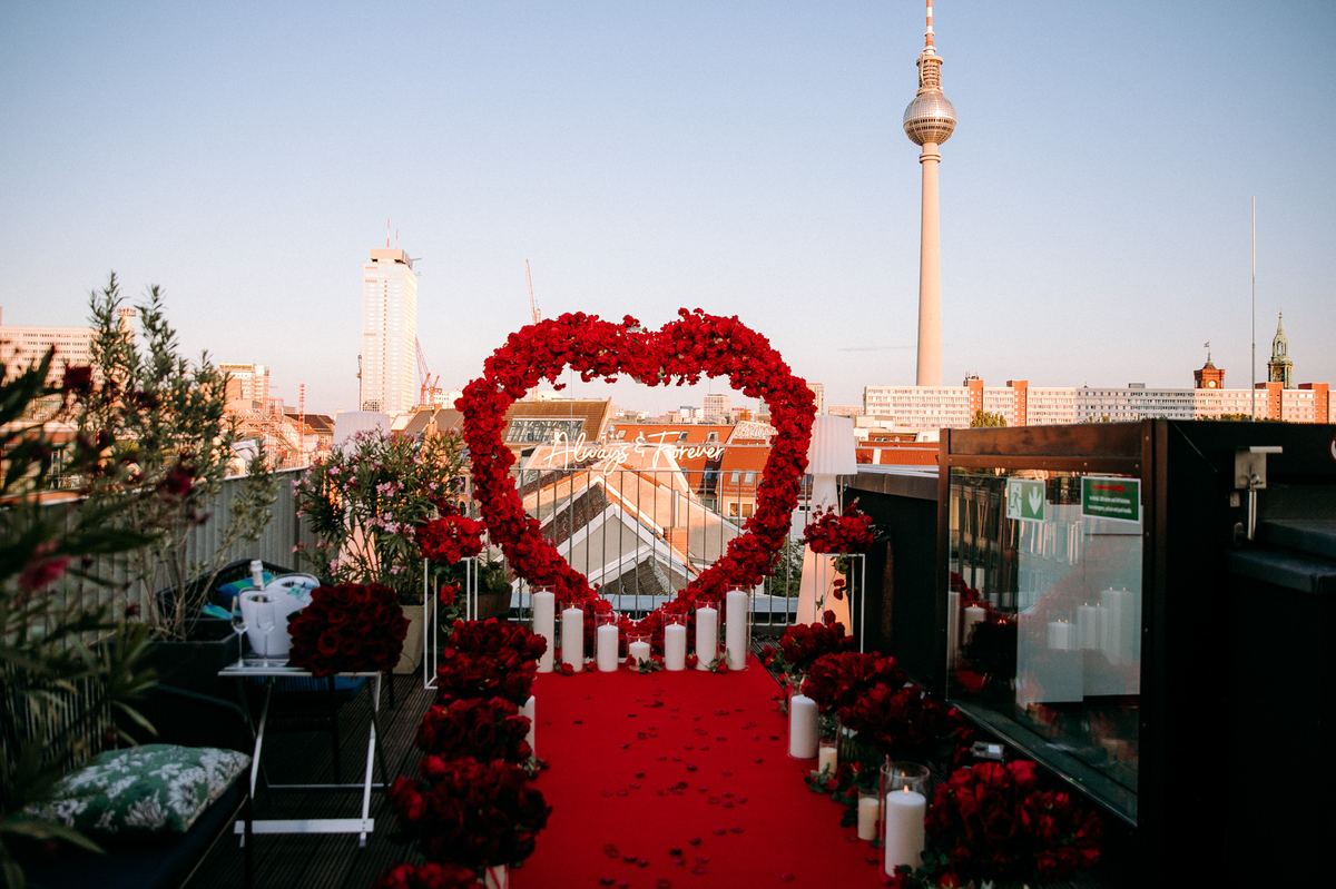 Heiratsantrag Berlin Fernsehturm Rooftop rotes Rosen-Herz Always Forever