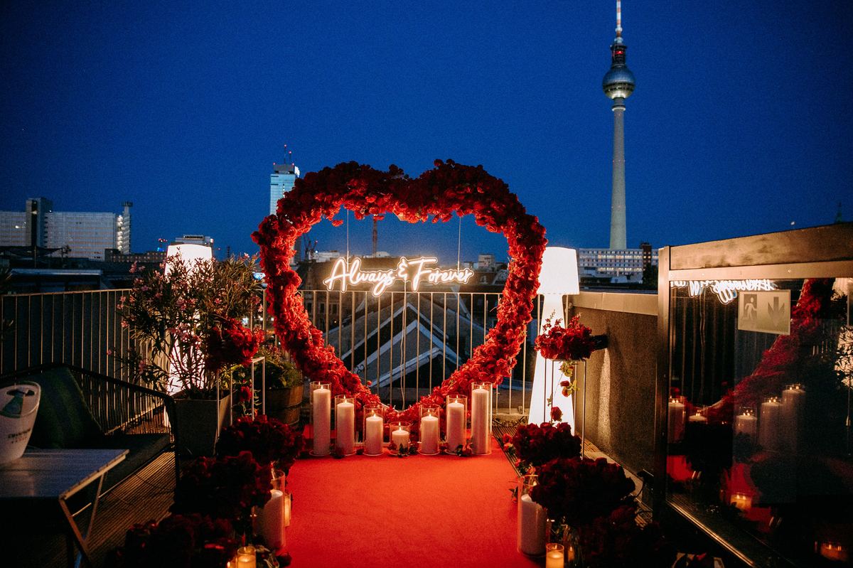 Heiratsantrag Berlin Fernsehturm rotes Herz Nacht Neon