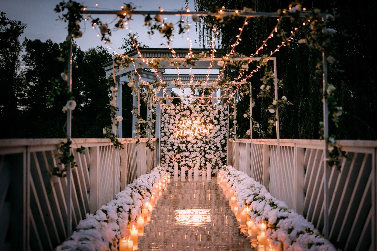 Heiratsantrag Frankfurt Palmengarten Brücke Blumenwand Lichterketten