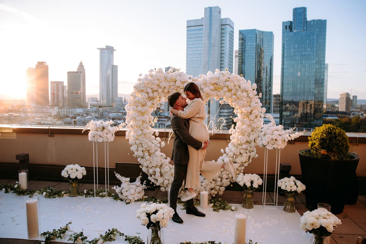 Heiratsantrag Frankfurt Skyline weißes Rosen-Herz Kuss Sonnenuntergang