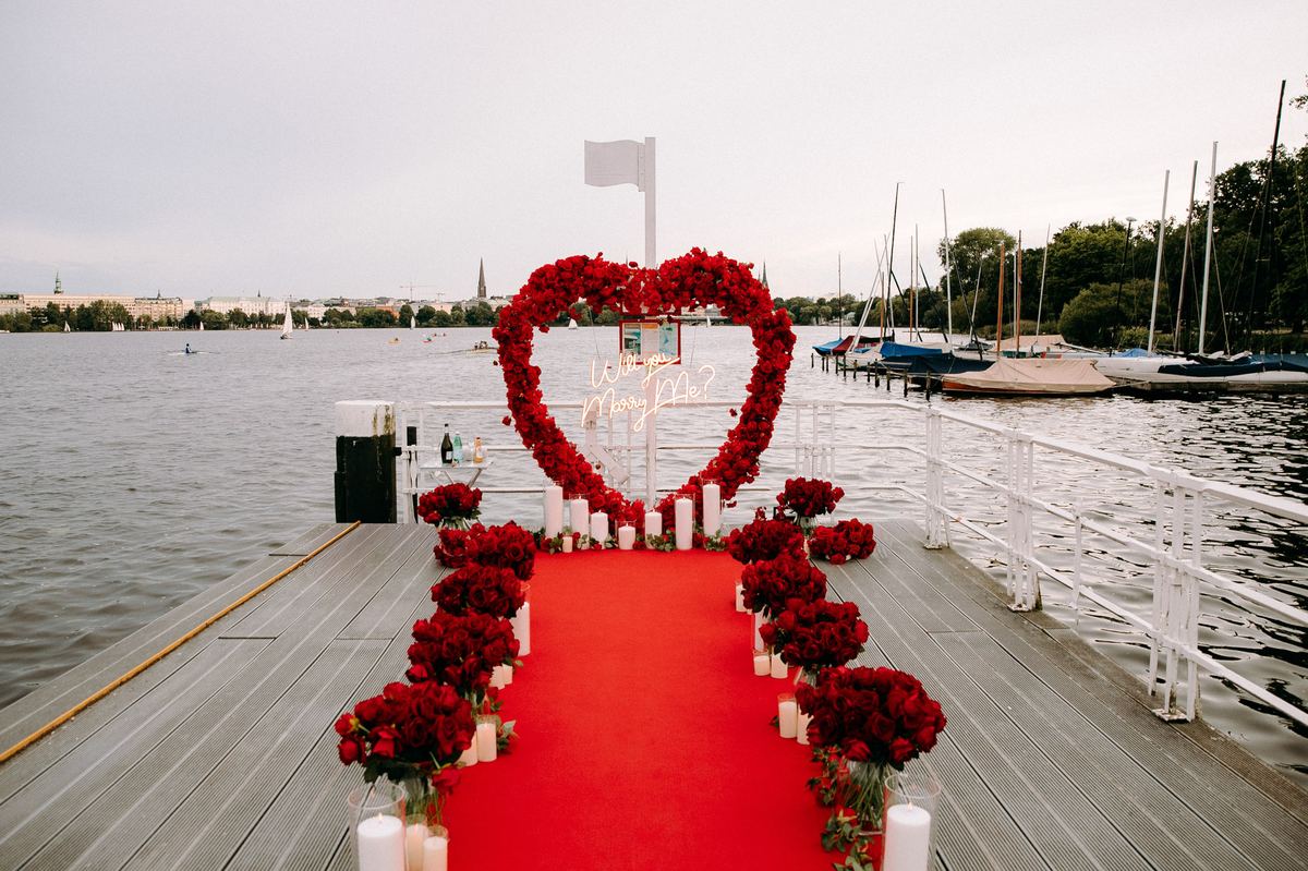 Heiratsantrag Hamburg Alster Steg rotes Herz rote Rosen Segelboote