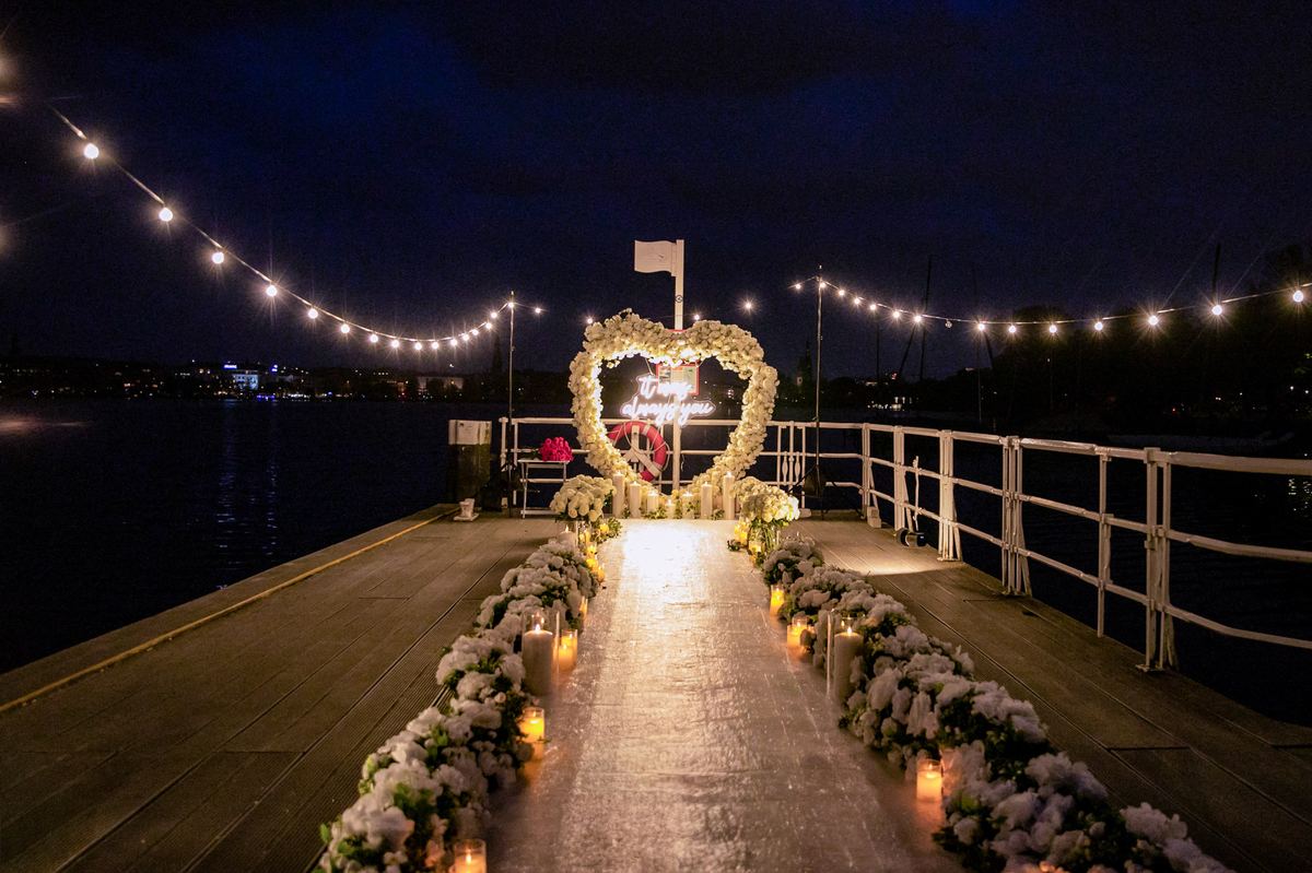 Heiratsantrag Hamburg Alster Steg weißes Herz Nacht Lichterketten