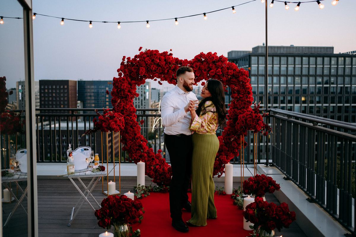 Heiratsantrag Hamburg Rooftop rotes Herz Paar Dämmerung