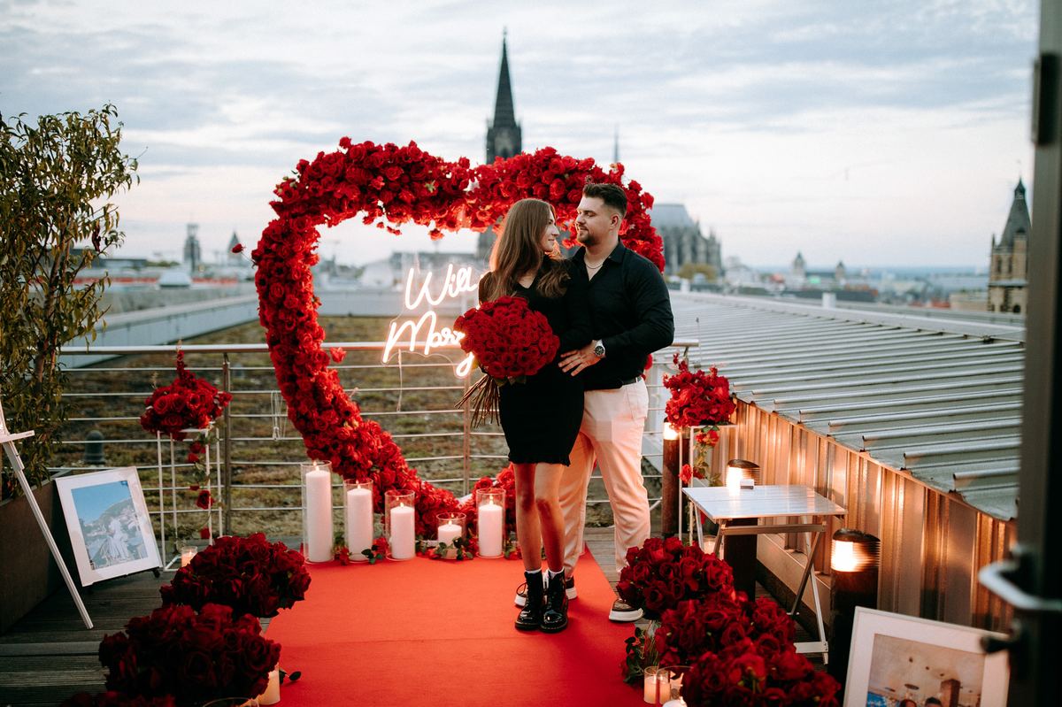 Heiratsantrag Köln Dom Rooftop rotes Herz Paar