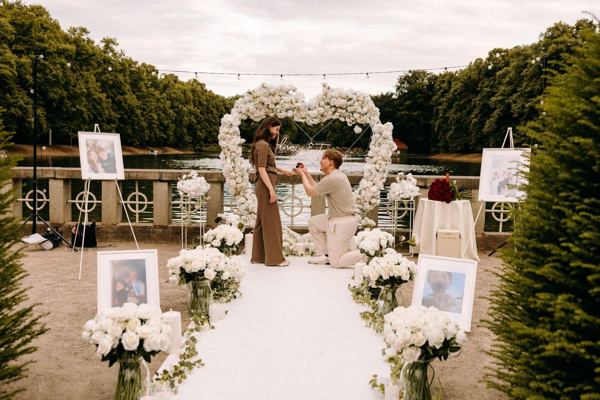 Heiratsantrag Köln Park See weißes Herz Foto-Arrangement