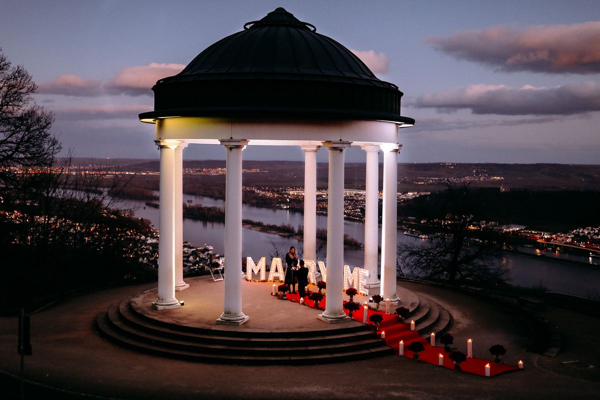 Heiratsantrag Niederwaldtempel Dämmerung Kniefall Rheintal